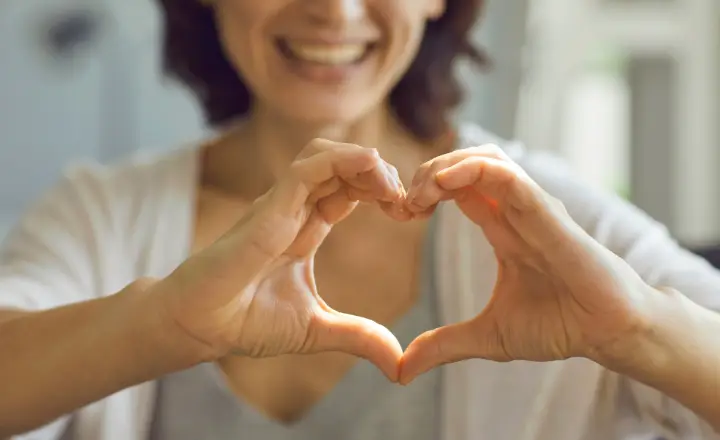 Personne qui est heureuse et remercie